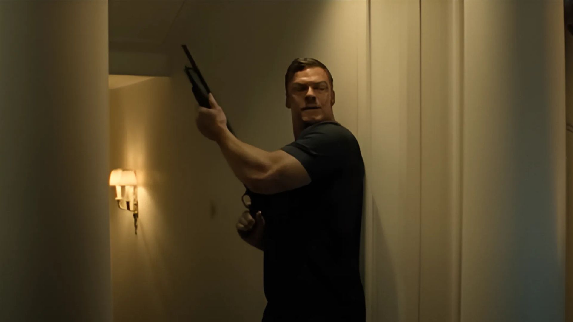 Alan Ritchson in Reacher Season 3 | Image source: Prime Video on YouTube