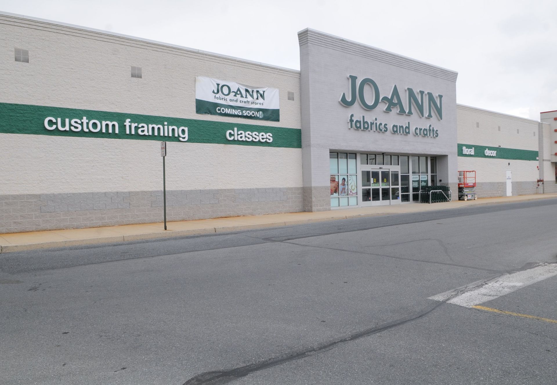 61 stores across California are expected to be shuttered by Joann Inc (Image via Tim Leedy/Getty Images)