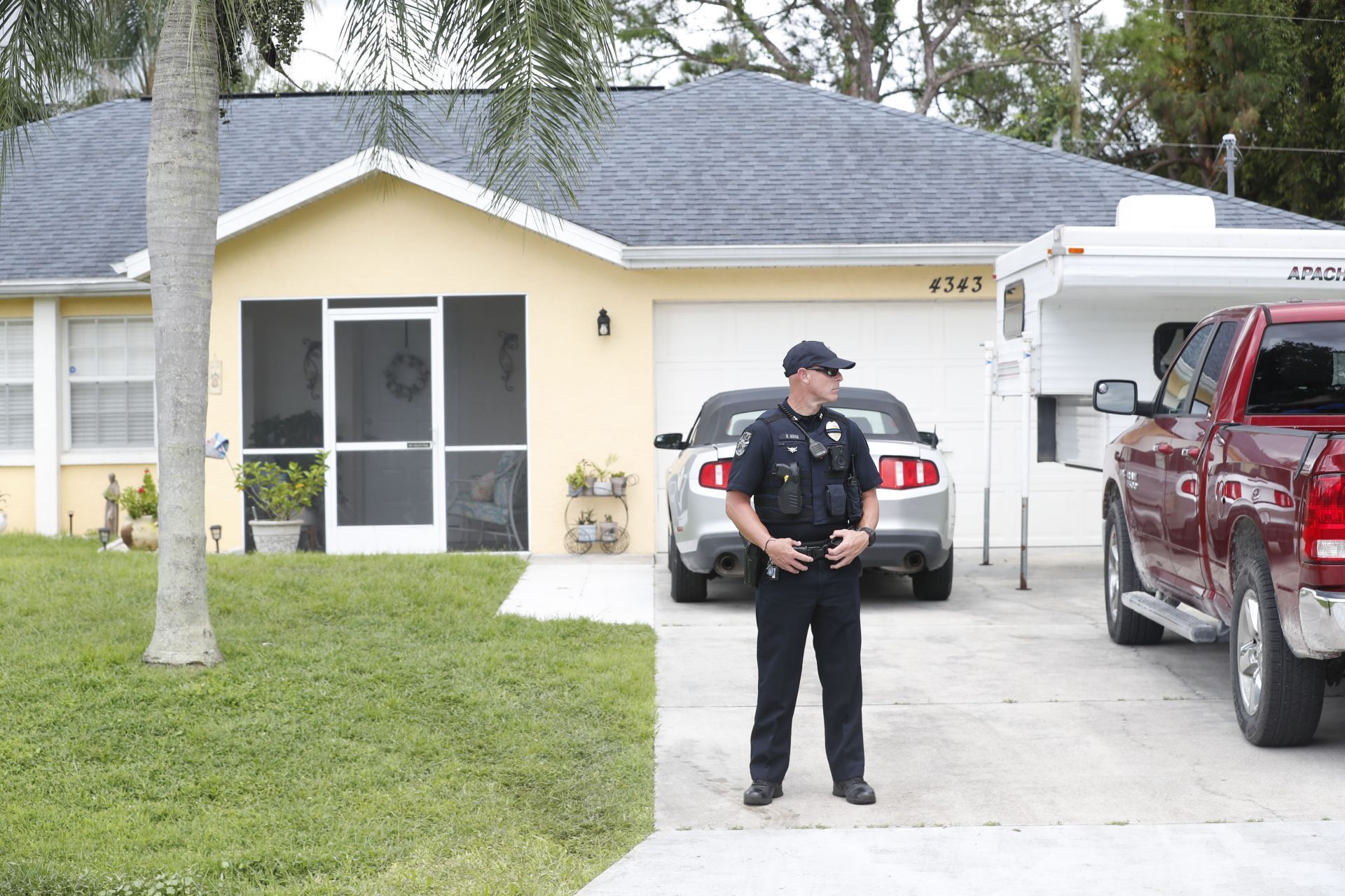 A cop stands in front of Brian Laundrie&#039;s parents&#039; residence in 2021. (Image via Getty)