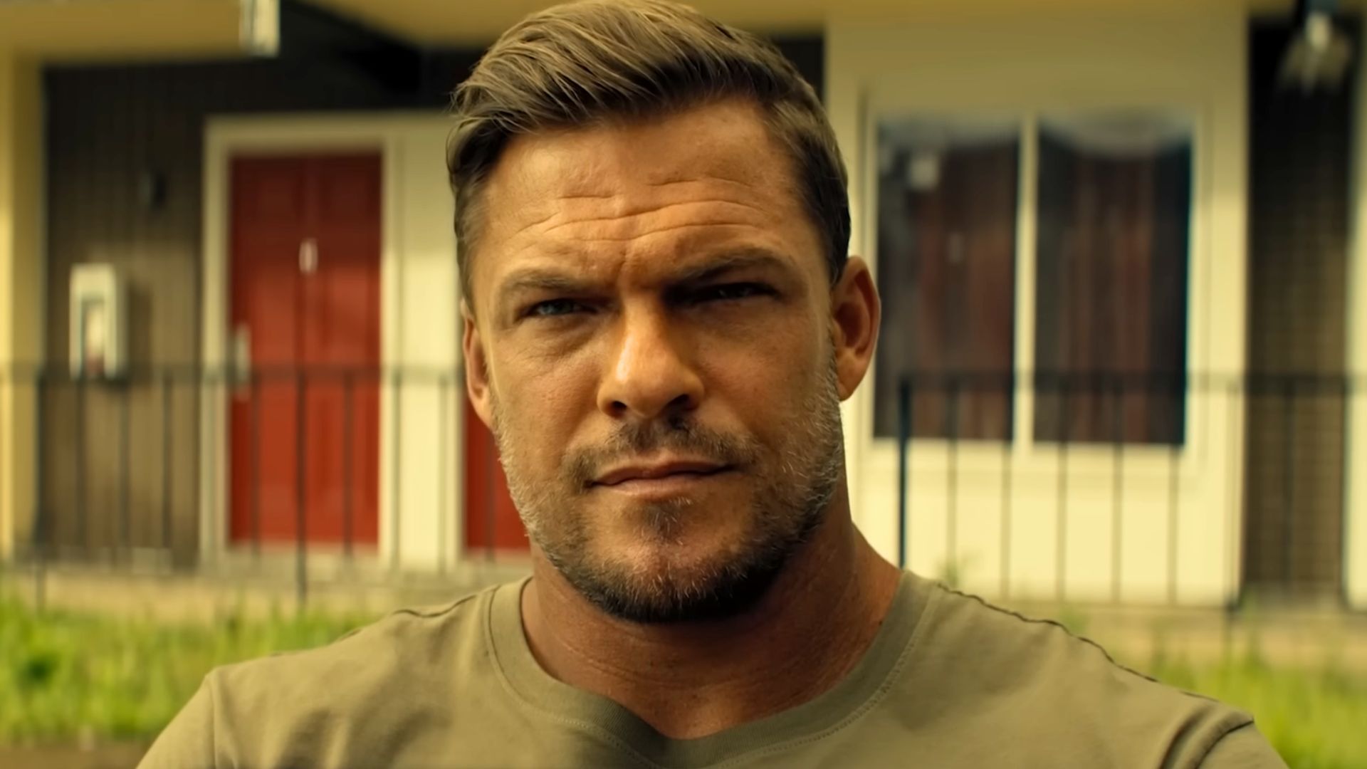 Alan Ritchson in Reacher | Image via Amazon MGM Studios