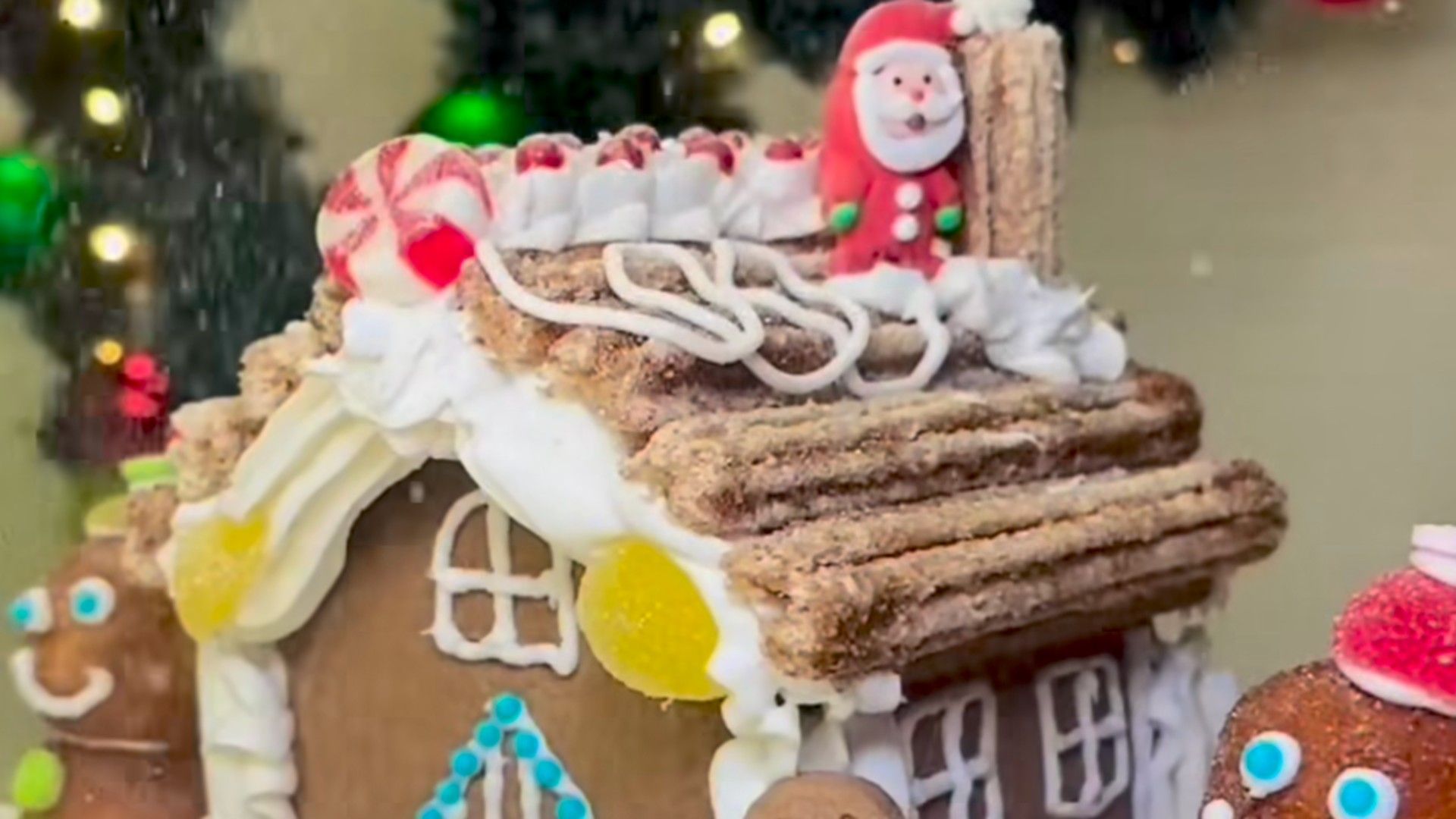 Gingerbread with churros (Image via INstagram/@deltaco)