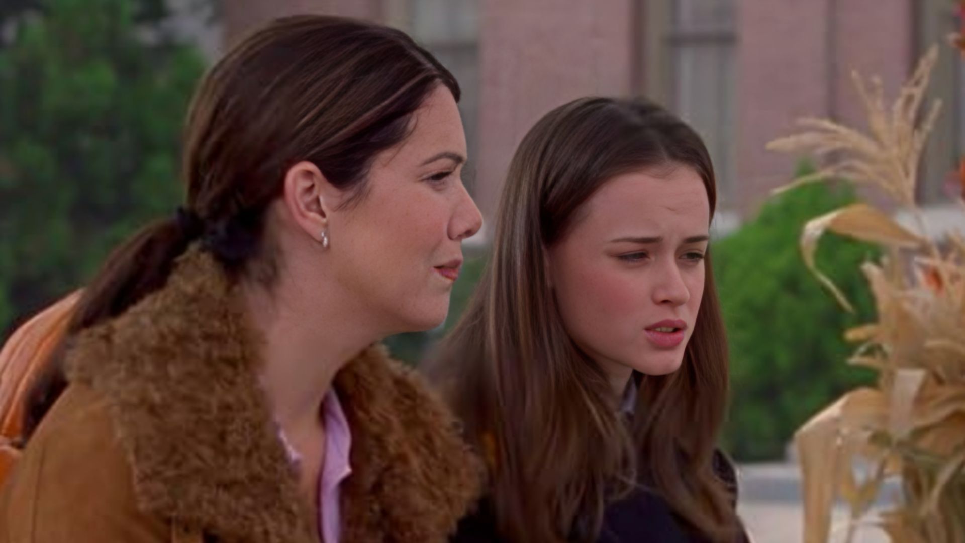 Gilmore Girls has come under scrutiny for having their leads be pick me girls (Image via Netflix)