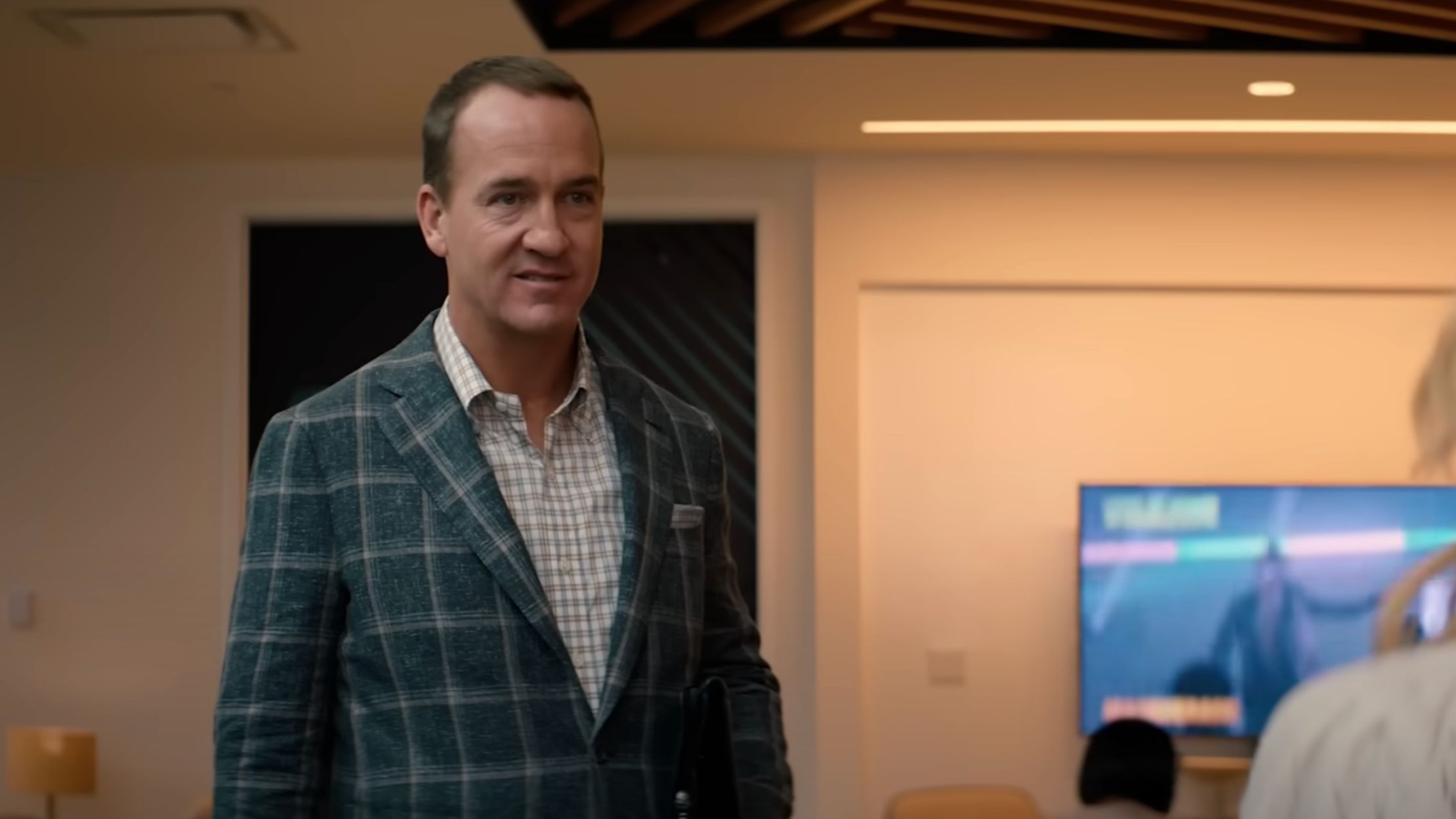 Peyton Manning in You&#039;re Cordially Invited (Image via YouTube/@PrimeVideo)