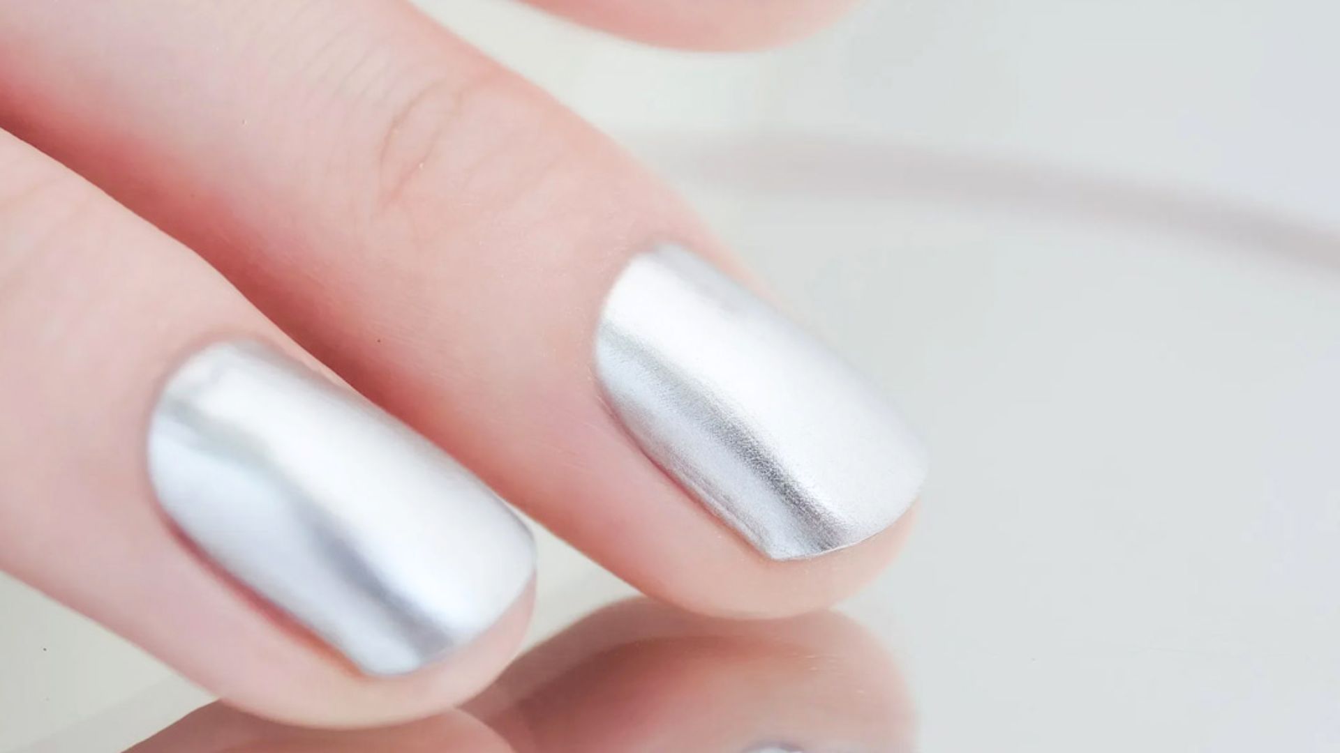 Metallic Silver wedding nail trend (Image via Twitter / @nailsincjp)