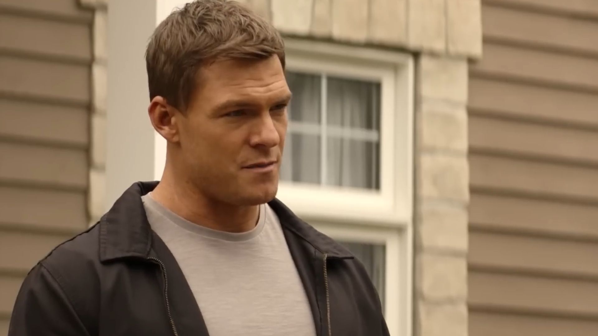 Alan Ritchson in Reacher | Image via Amazon MGM Studios