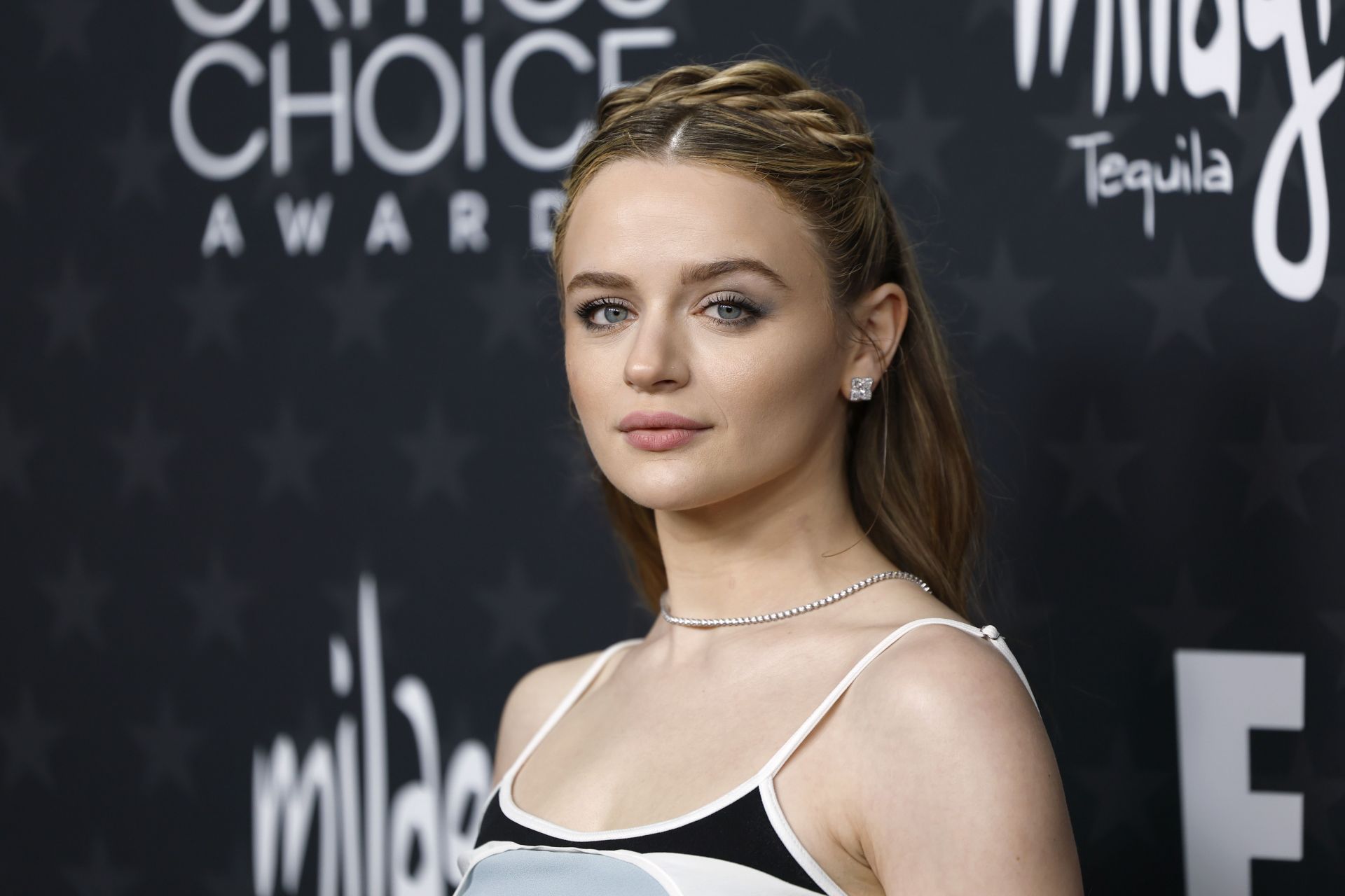 Joey King attends the 30th Annual Critics Choice Awards. (Image via Getty)