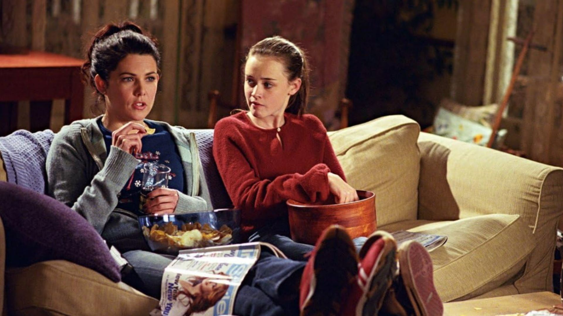 Lauren Graham as Lorelai and Alexis Bledel as Rory in Gilmore Girls (Image via the CW)