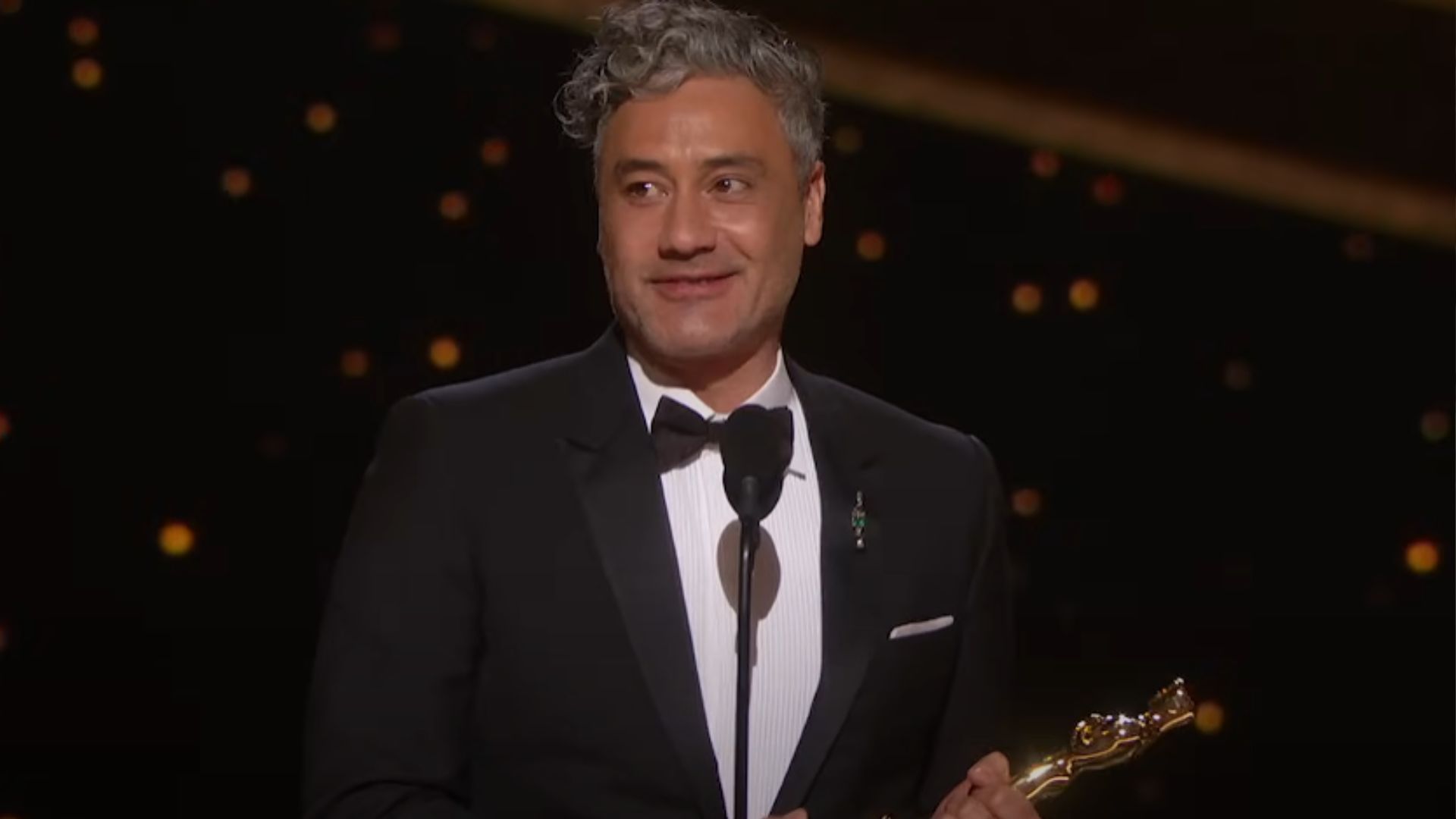 Taika Waititi receiving the Award | Image via Oscars