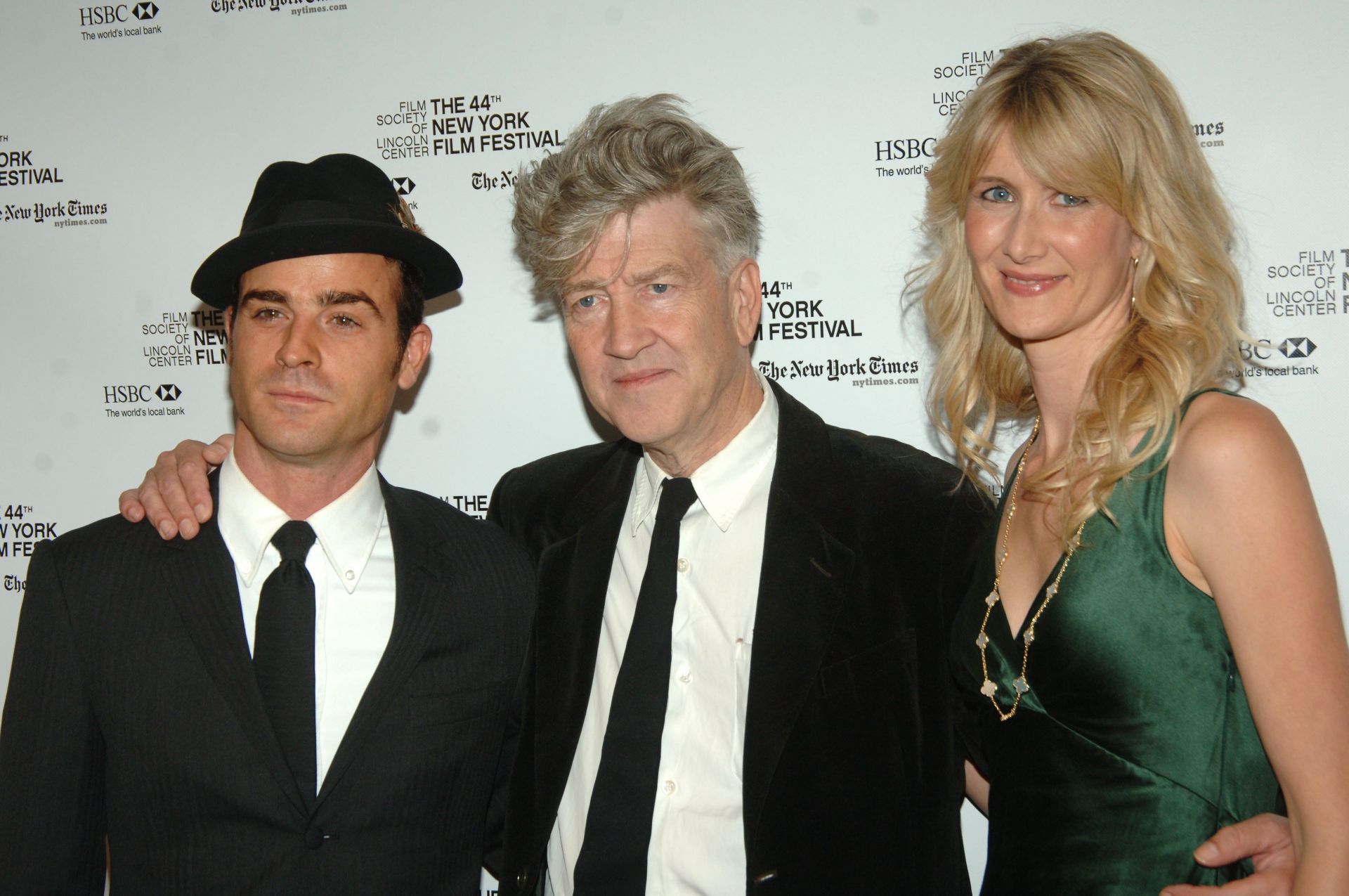 Actor Justin Theroux, director David Lynch and actress Laura Dern in 2006. (Image via Getty)