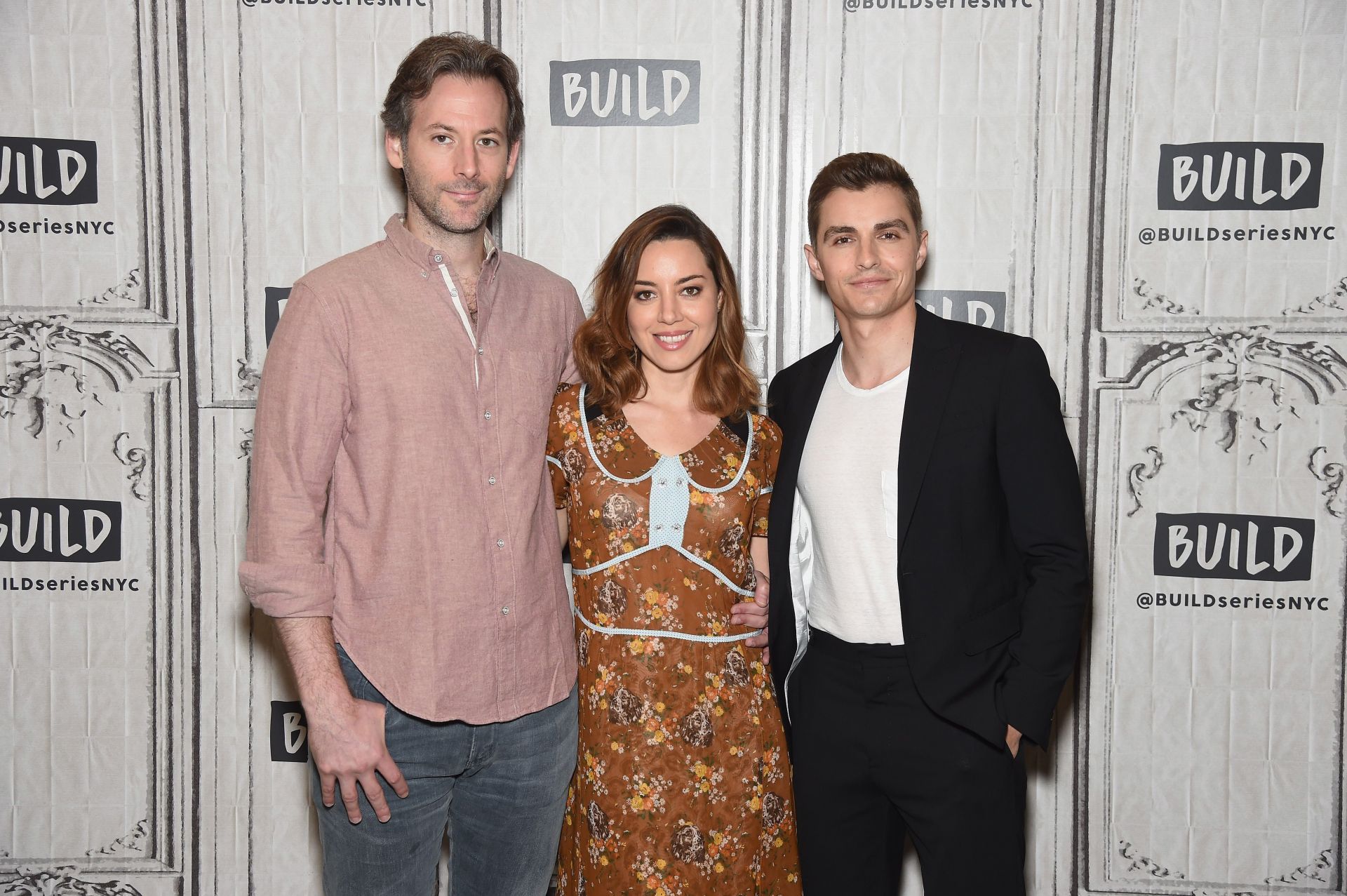 Aubrey Plaza [C] with her late husband Jeff Baena [L] and actor Dave Franco [R] in 2017 (Image via Gary Gershoff/WireImage/Getty)