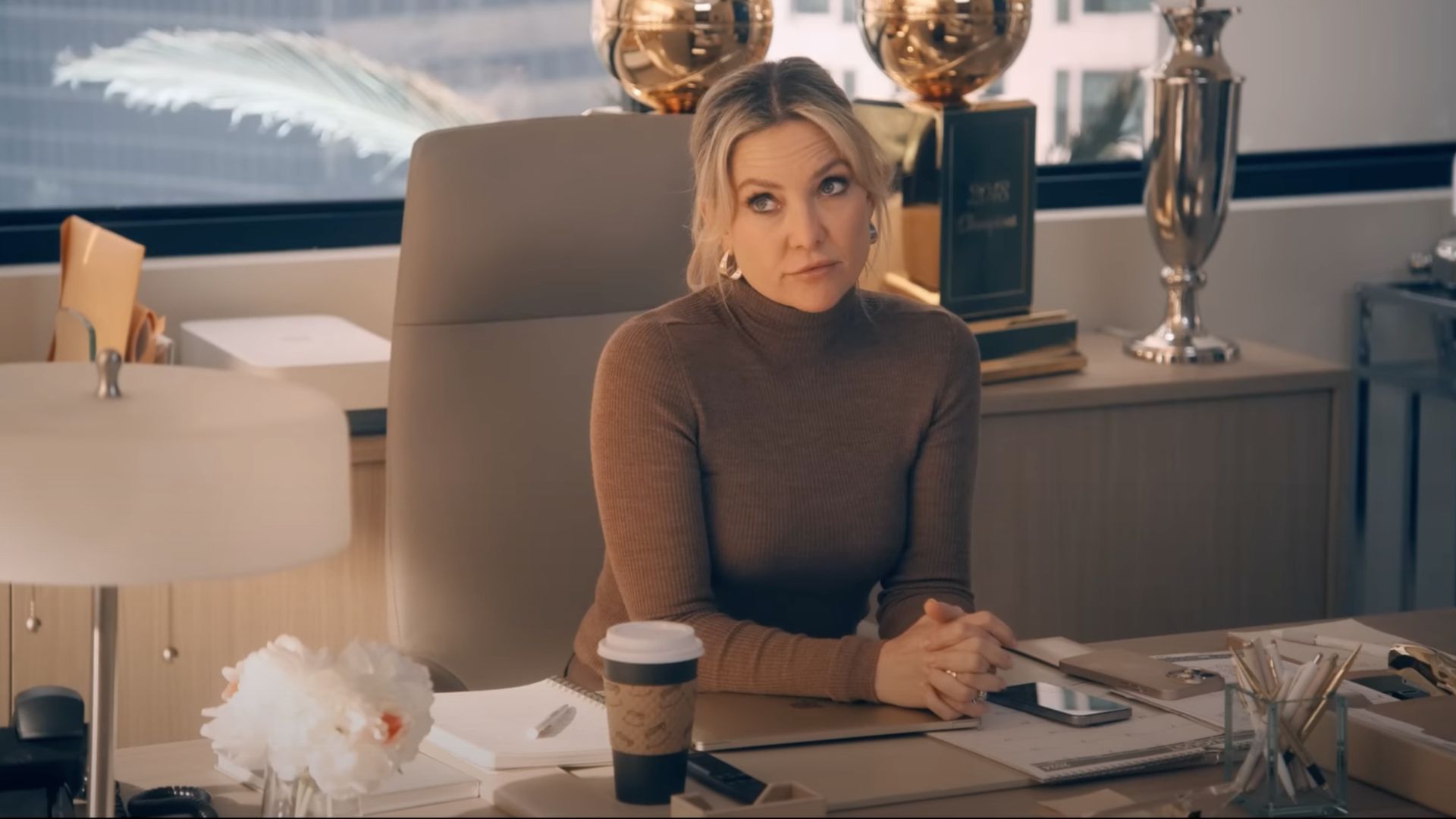 Kate Kate Hudson plays a fictionalized version of L.A. Lakers owner, Jeanie Buss in Running Point (Image via Netflix Youtube)