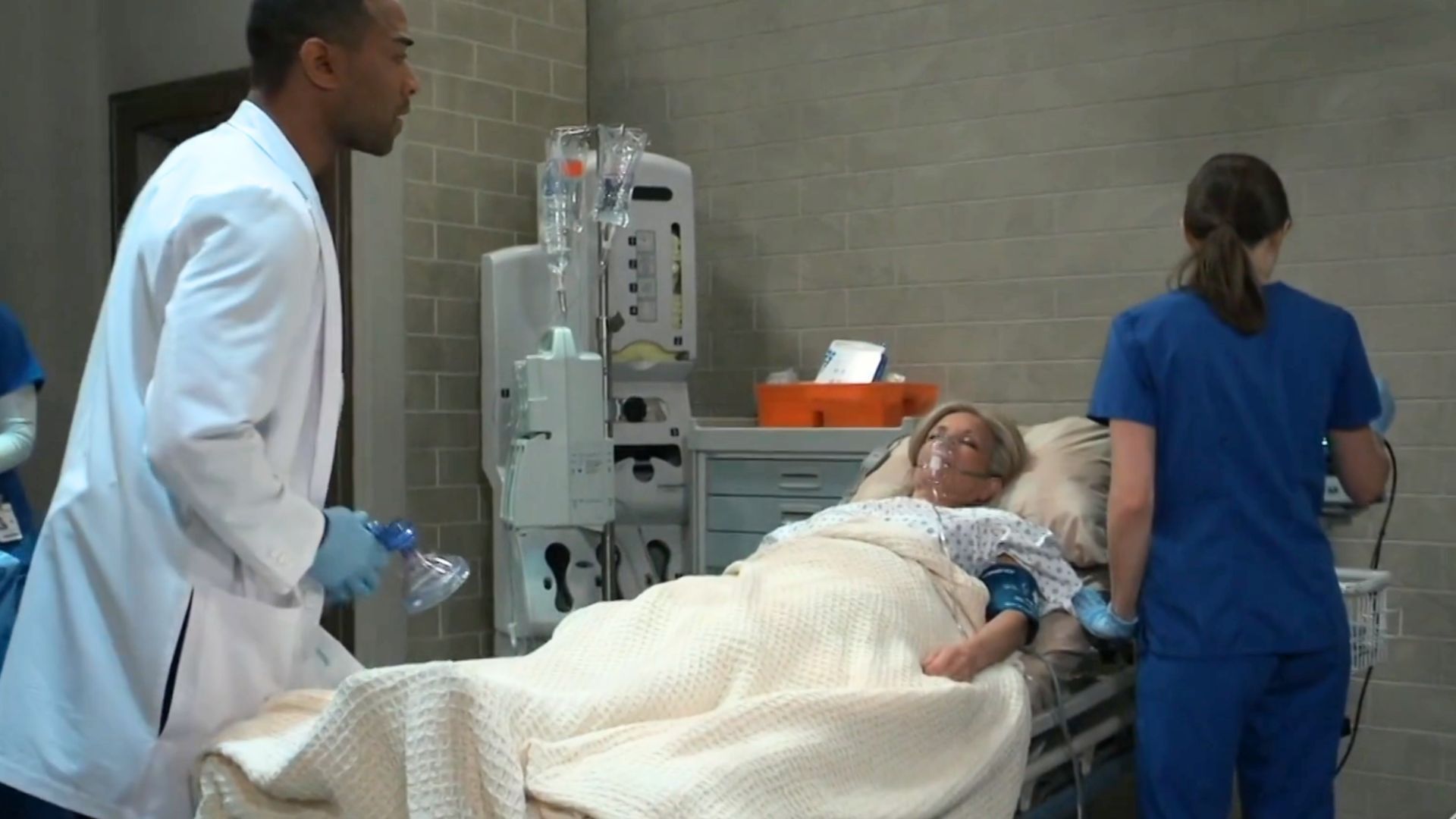 Isaiah and Willow try to save Carly | Image: ABC