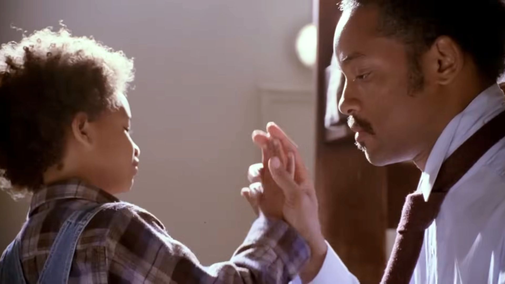 Jaden Smith with Will Smith in The Pursuit of Happyness | Image via Columbia Pictures