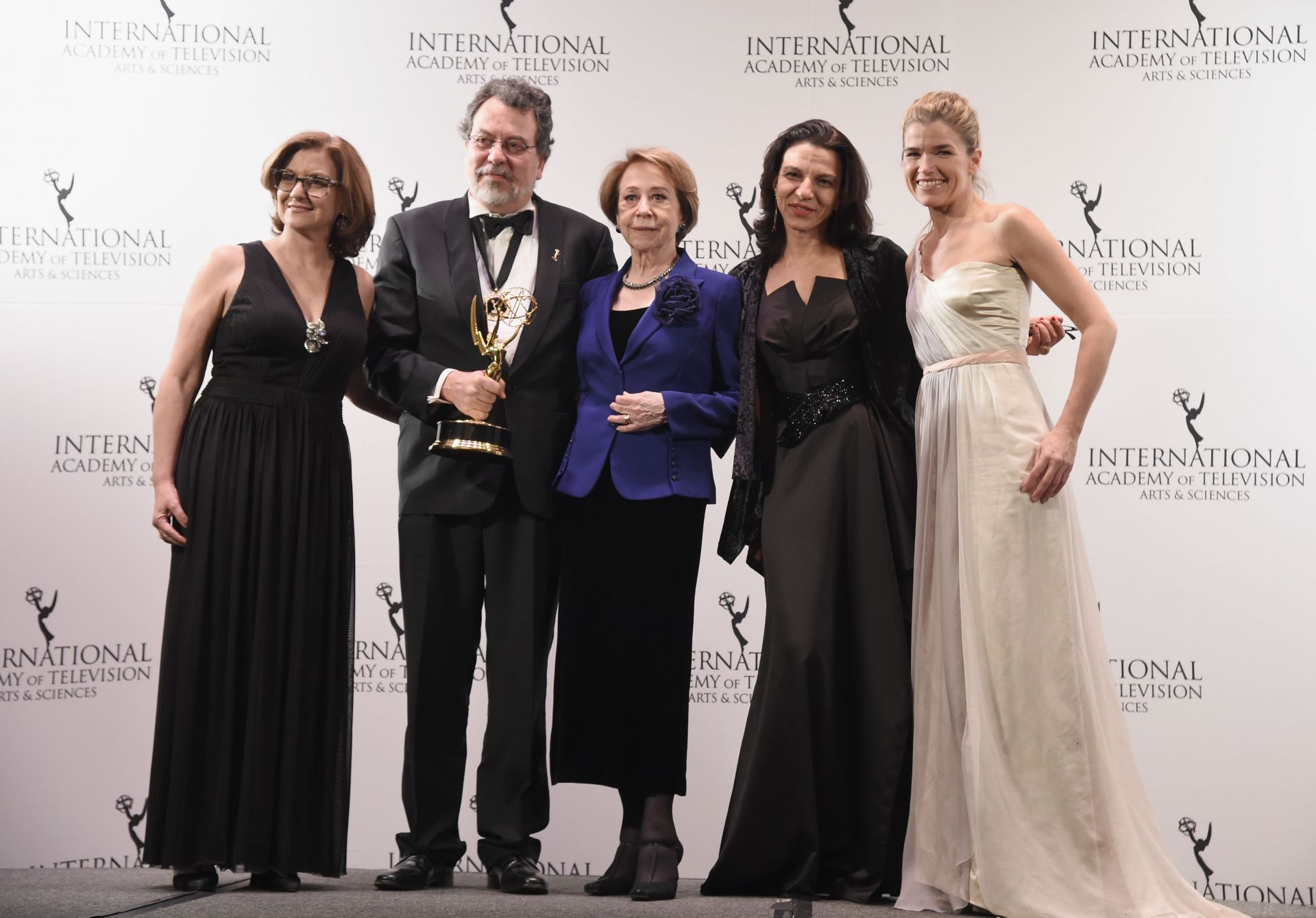 Fernanda Montenegro (in the middle) at the 43rd International Emmy Awards - Press Room - Source: Getty