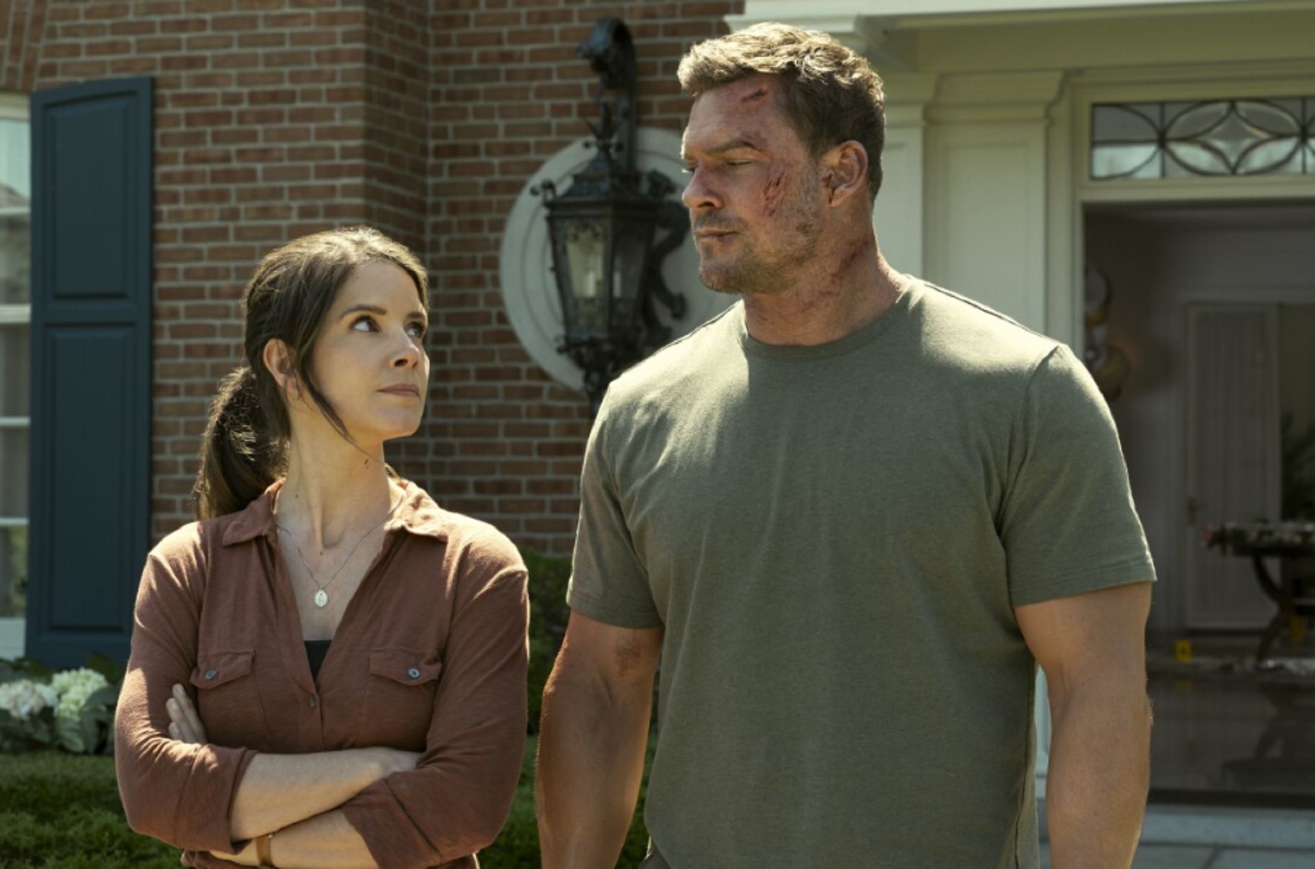 Sonya Cassidy (Susan Duffy) &amp; Alan Ritchson (Jack Reacher) Photo by Sophie Giraud Source:Prime