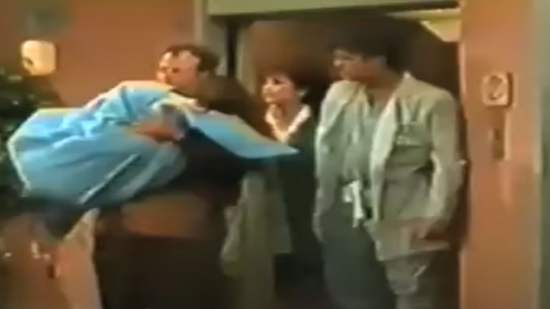 Scott carrying Domiquie&#039;s body in General Hospital | Image Via: ABC