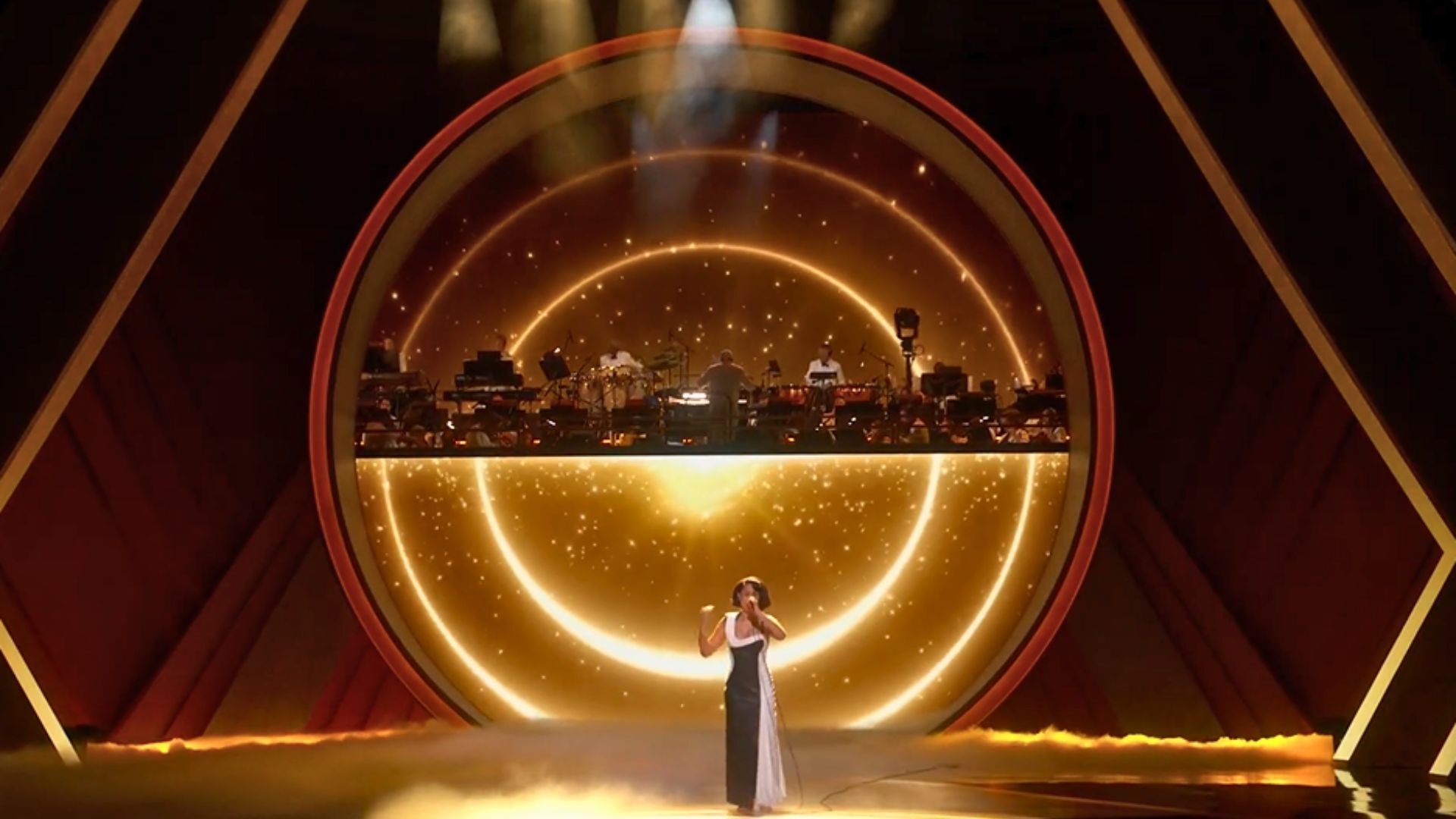 Raye singing Skyfall during the James Bond tribute at Oscars 2025 (Image via The Academy)