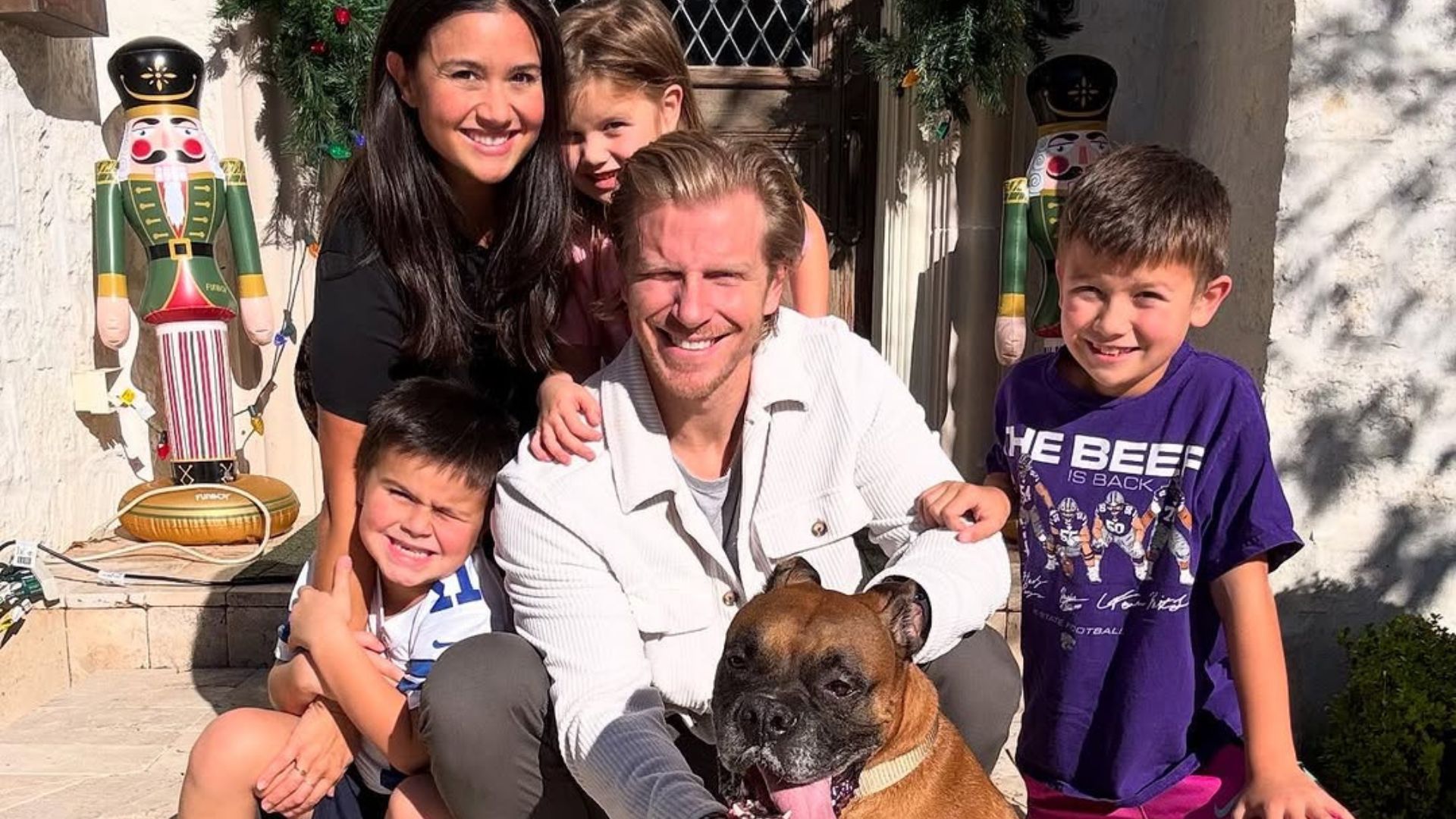 Sean Lowe and Catherine Lowe with their family and dog, Moose(Image via Instagram/@seanloweksu)