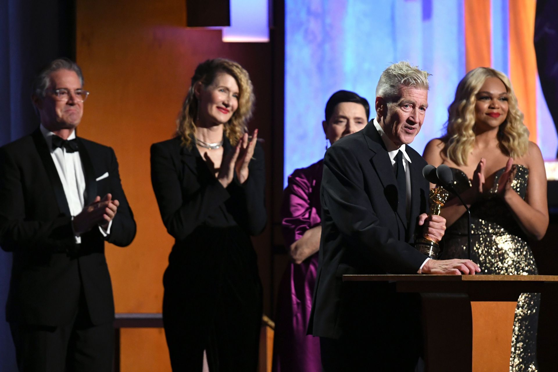 (L-R) Kyle MacLachlan, Laura Dern, Isabella Rossellini onstage as David Lynch receives his honorary Oscar in 2019. (Image via Getty)