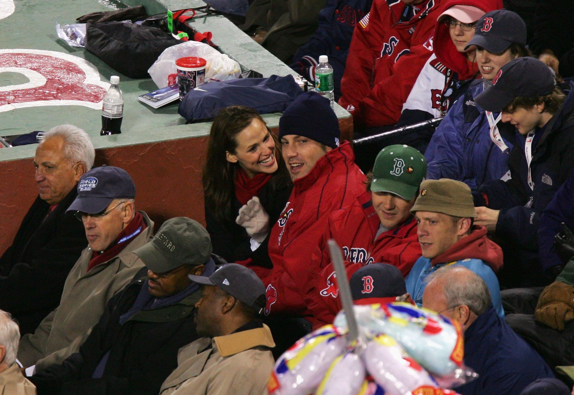 Ben Affleck and Jennifer Garner at a World Series game in 2004 (Image via Getty)