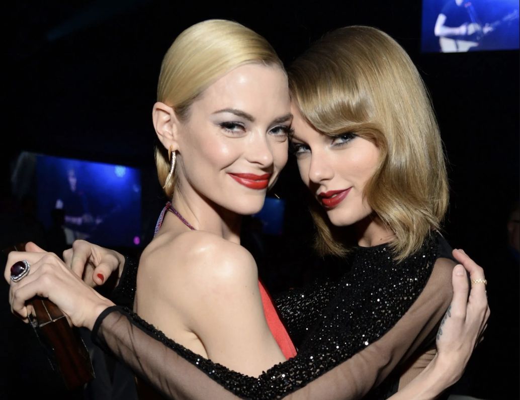 The 22nd Annual Elton John AIDS Foundation Academy Awards Viewing Party&nbsp;attended by music artist Taylor Swift and actress Jaime King (L) (Photo by Michael Kovac/Getty Images for EJAF).