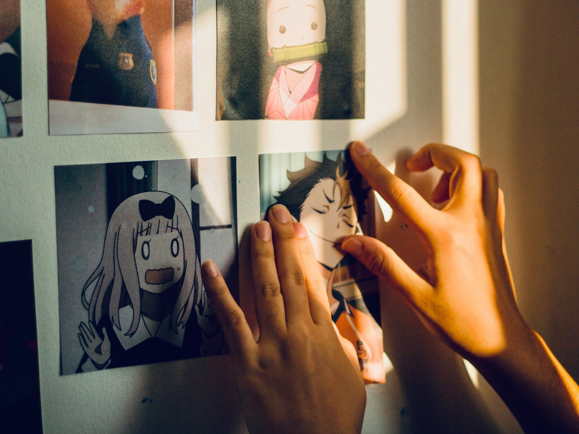 Image of a manga pinned on board (via Unsplash/Gracia Dharma)