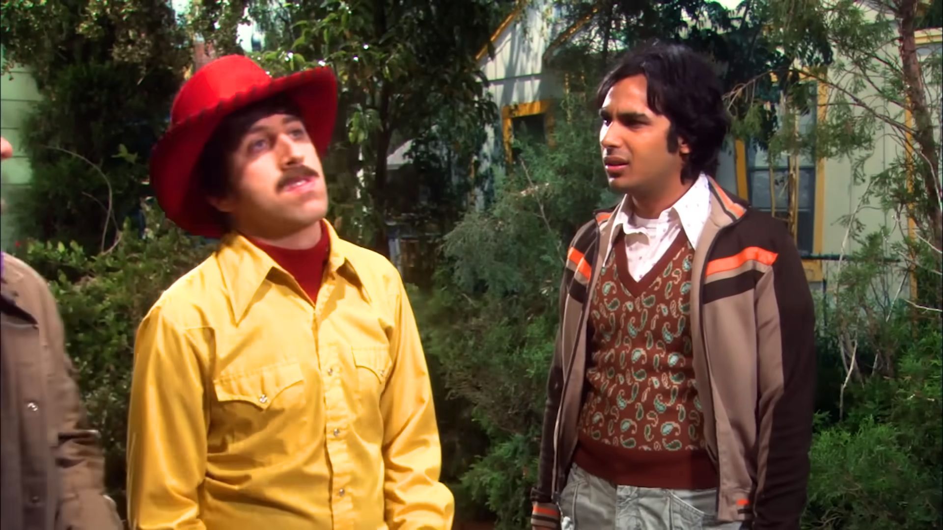 Simon Helberg with Kunal Nayyar in The Big Bang Theory | Image via Warner bros. Televison