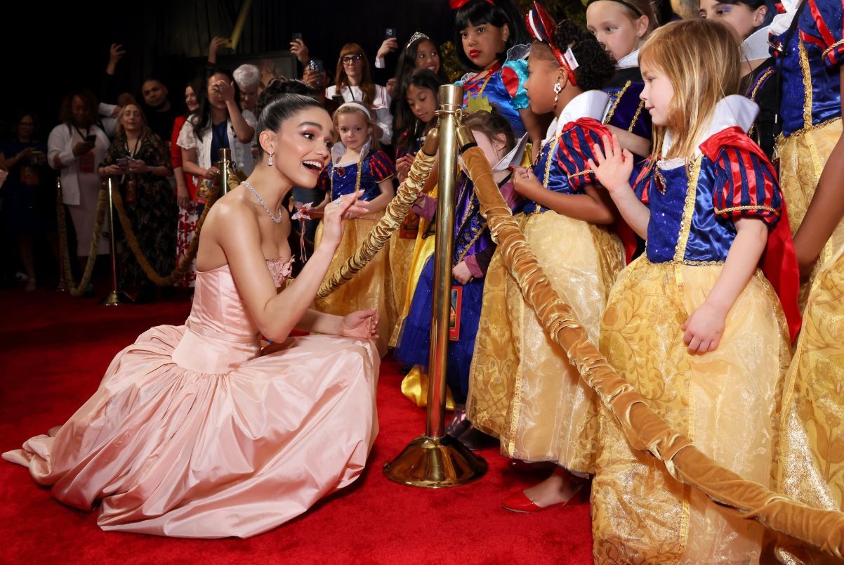 Rachel Zegler at the Snow White Premiere. Image source: Screenshot from X/@DisneyStudios