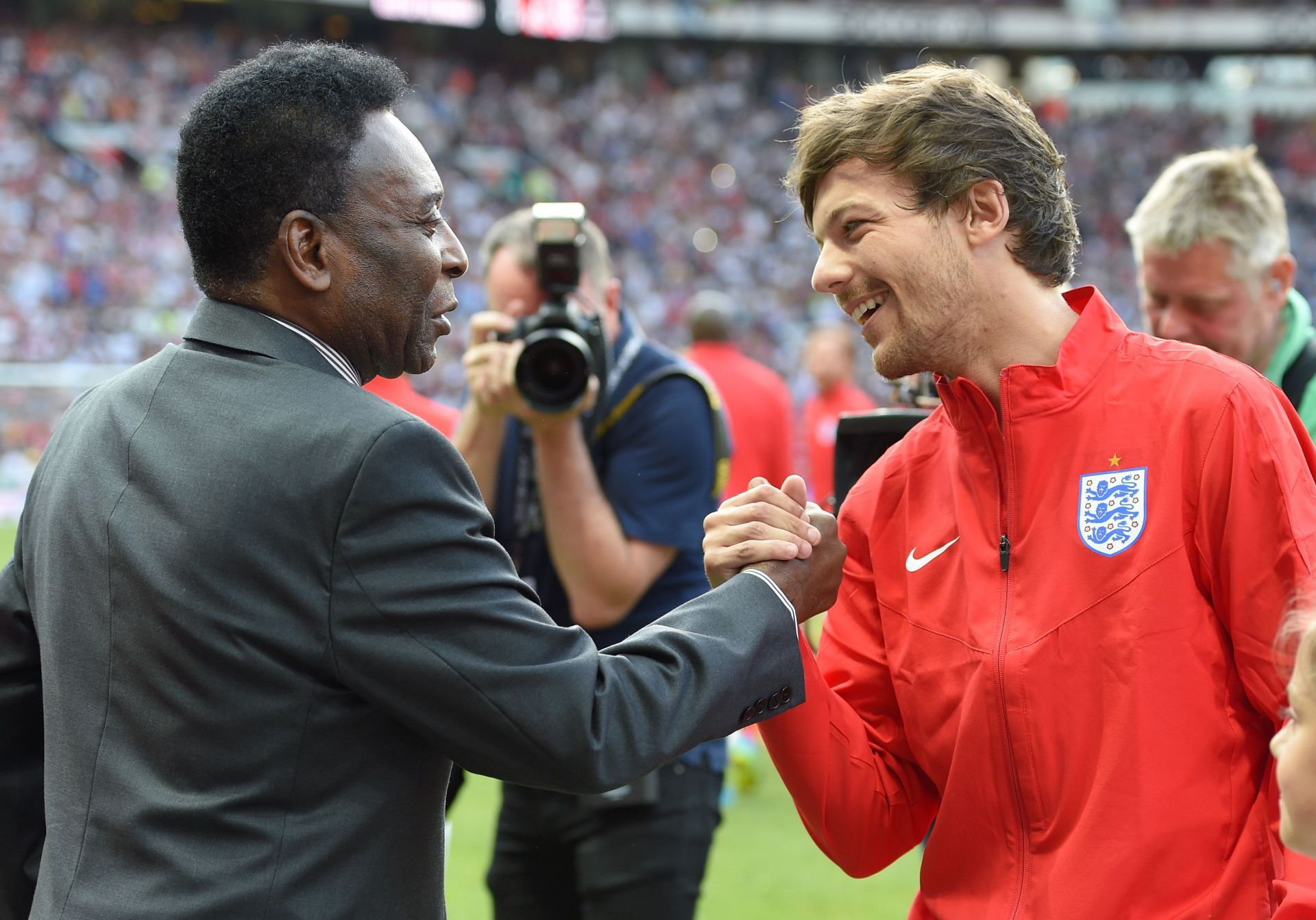 Pele meets Louis Tomlinson during Soccer Aid 2016 at Old Trafford on June 5, 2016 (Source: Getty)