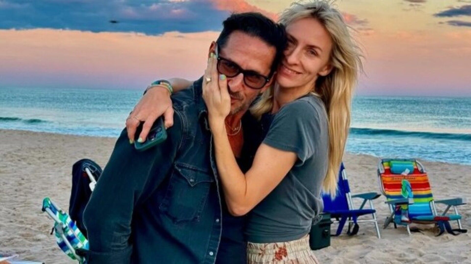 Mickey Sumner with fianc&eacute;, Carter B. Smith (Image via Instagram/@carterbsmith)