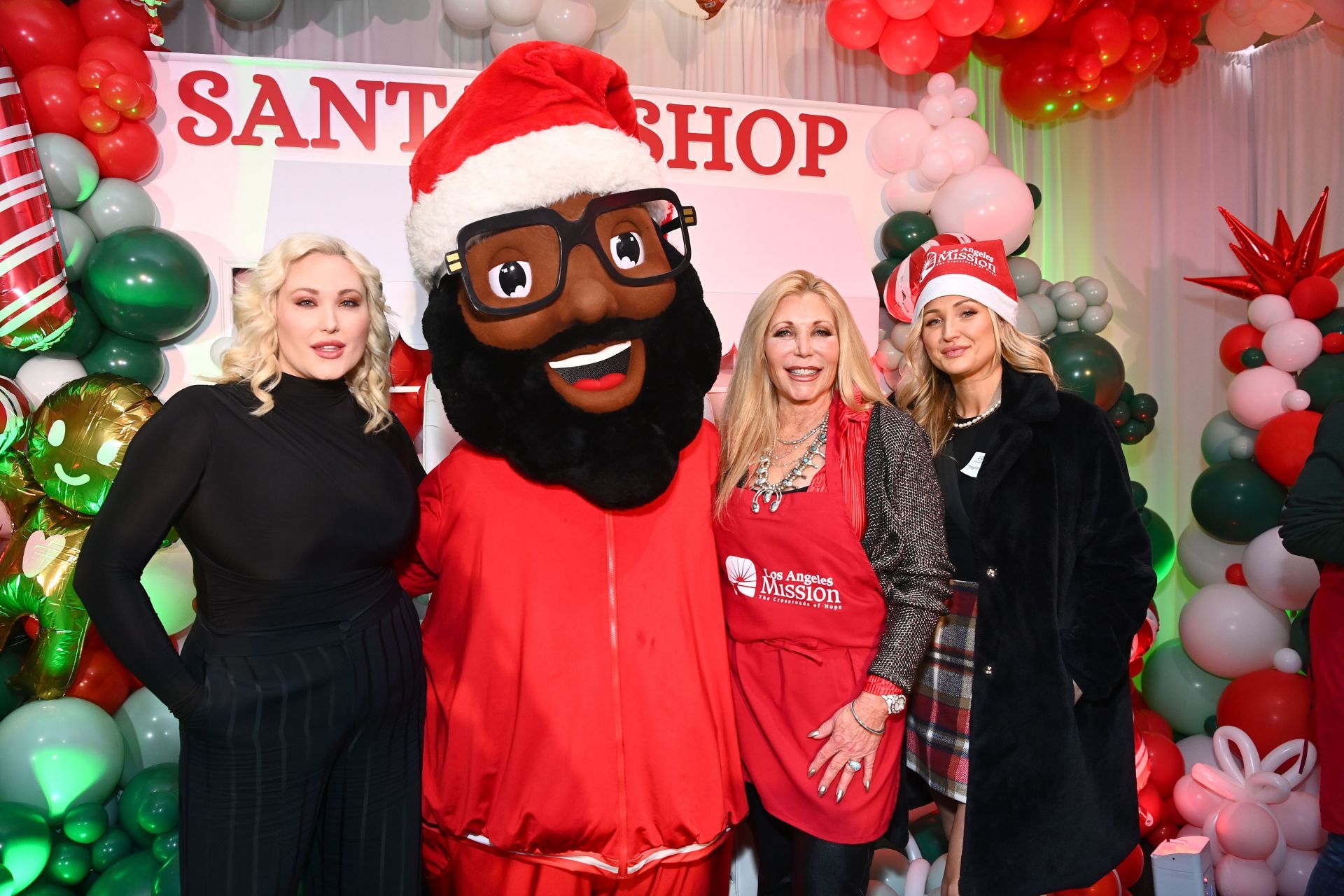 Pamela with her daughters, Hayley and Taylor Ann (Image via Araya Doheny/Getty Images)