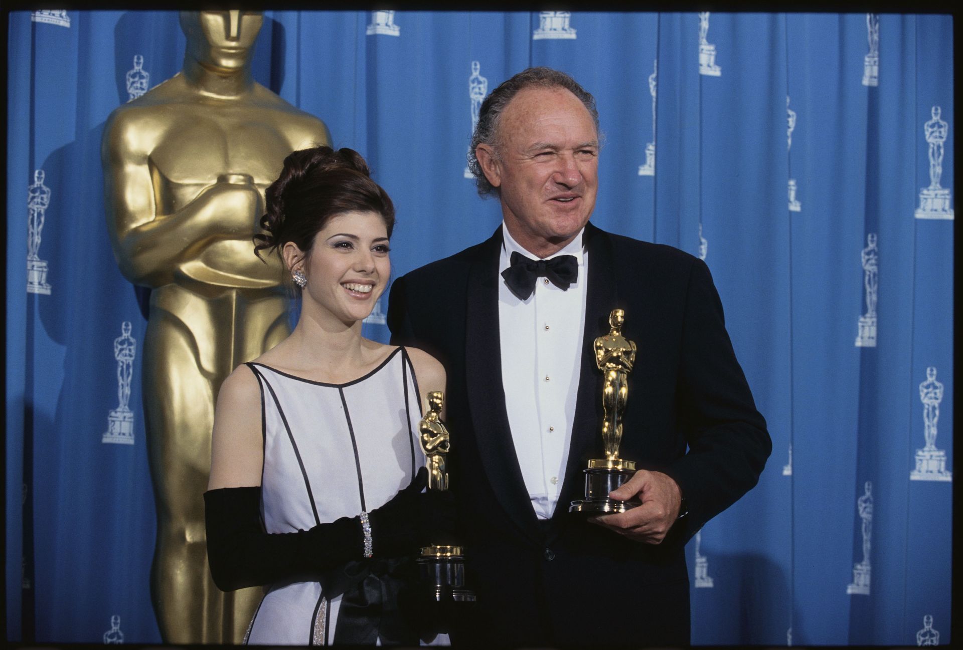 Marisa Tomei and Gene Hackman held their Oscars at the 65th Academy Awards in Los Angeles in 1993. (Image via Getty)