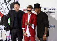 Scooter Braun with Justin Bieber and Usher in 2013 (Image via Getty)