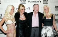 Hugh Hefner (C) and Holly Madison (R) (Image via Getty)