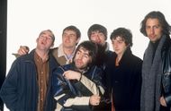 Oasis (l-r): Paul Bonehead Arthurs, Alan White, Liam Gallagher, Noel Gallagher, Paul Guigsy McGuigan, Unbekannt - Source: Getty