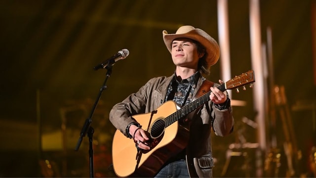 This one's for you” American Idol star John Foster serenades his girlfriend  Brooklyn with a rendition of 'Cross My Heart'