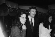 Alan Alda with his daughters, Elizabeth and Beatrice (Image via Getty)