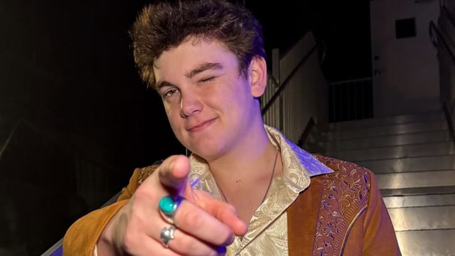American Idol star Slater Nalley turns heads with his rendition of  “Whoever's In New England” for his Top 10 Performance