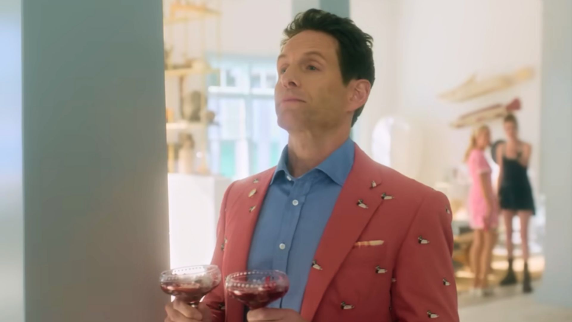 Glenn Howerton in Sirens (Image via Netflix)