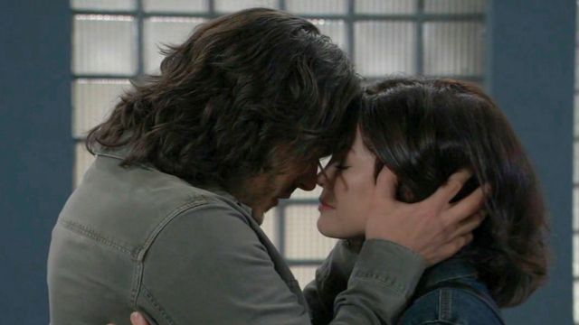 Lucky and Elizabeth say their final goodbyes at the airport on General Hospital | Image: ABC|