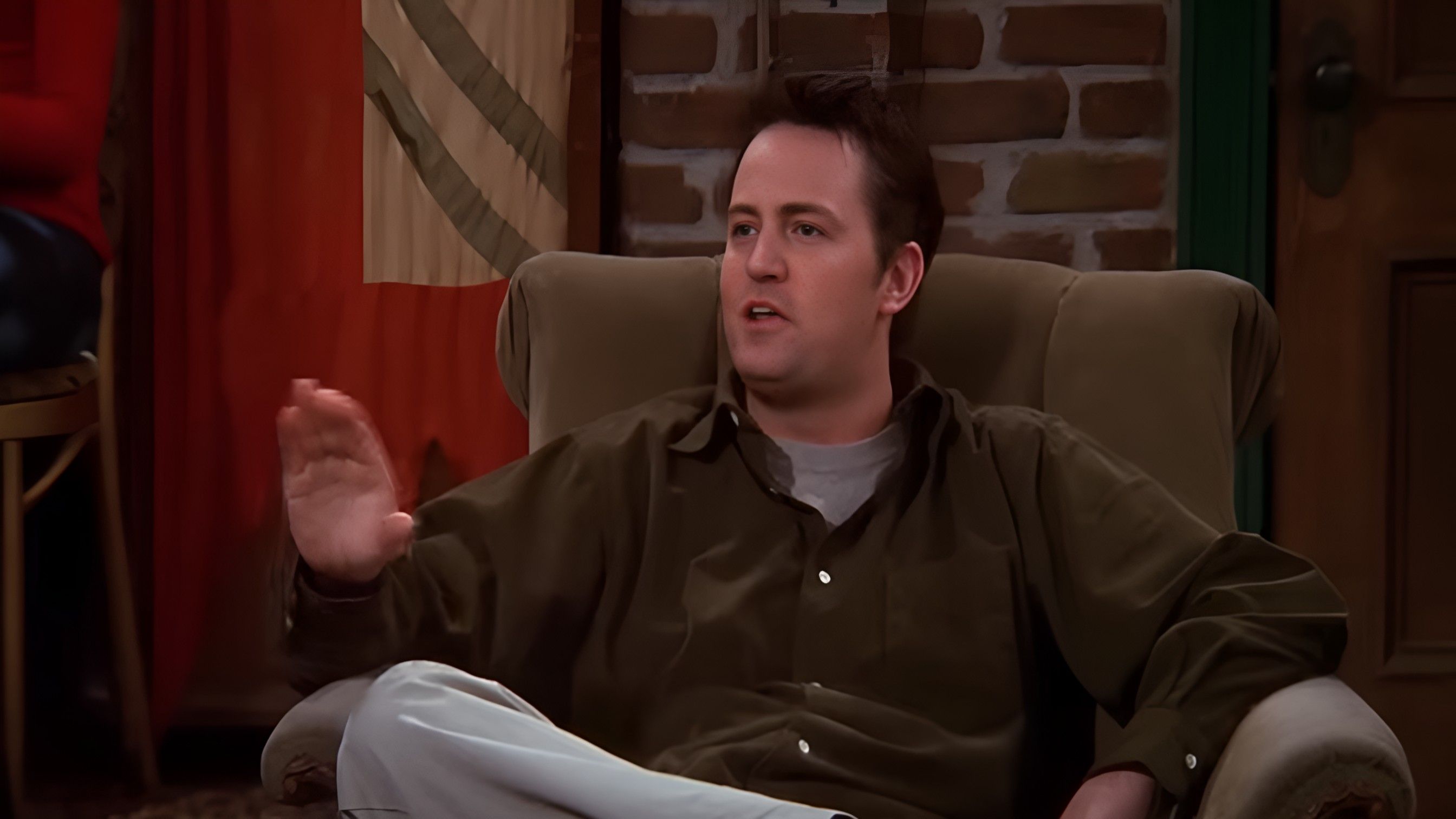 Matthew Perry aka Chandler Bing ( Image via YouTube / Friends )