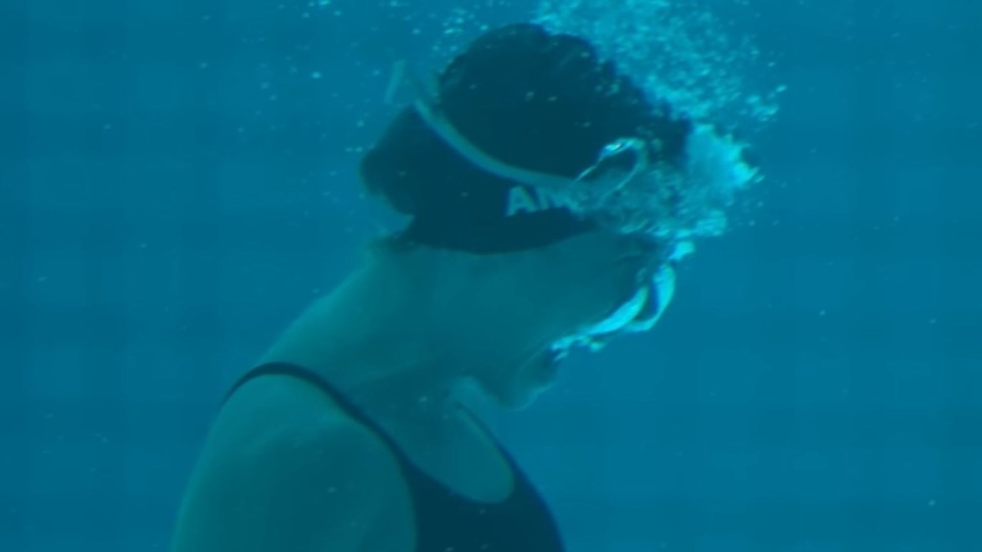 Amaia, under the influence of the drugs, faints and drowns at the end of her performance in Olympo Season 1 finale (Image Via YouTube/@Netflix)