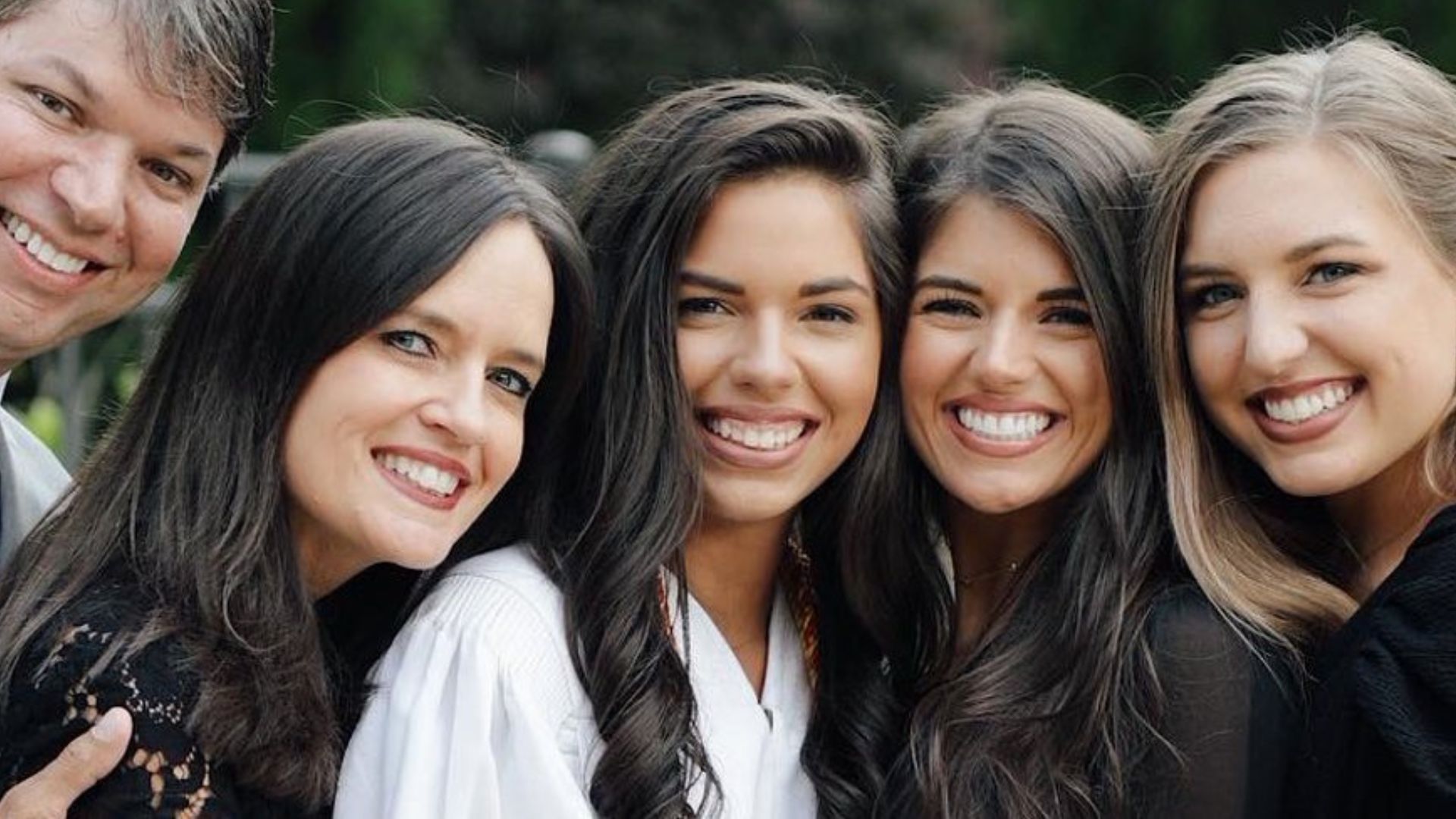 Madi Prewett and family pose for an intimate portrait. Image via X (@madiprew)
