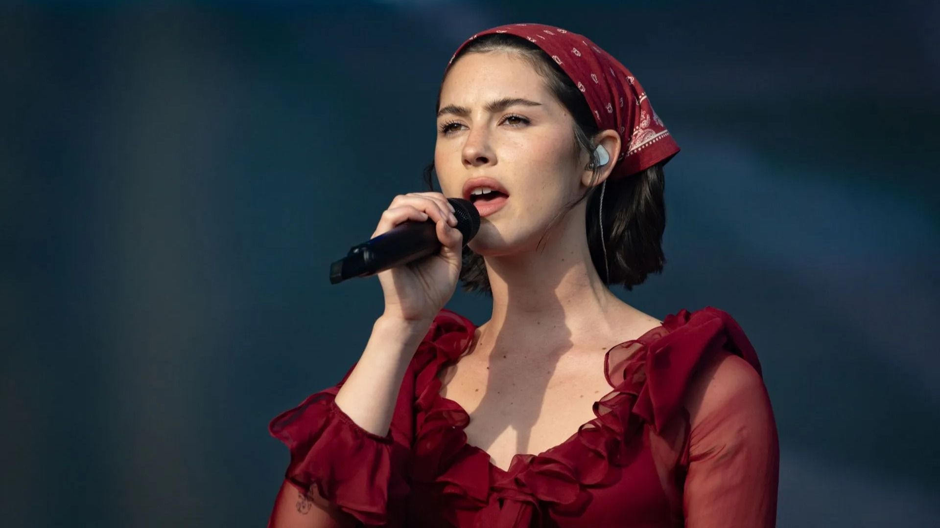 Gracie Abrams performs during day three of Glastonbury festival 2025 - Source: Getty