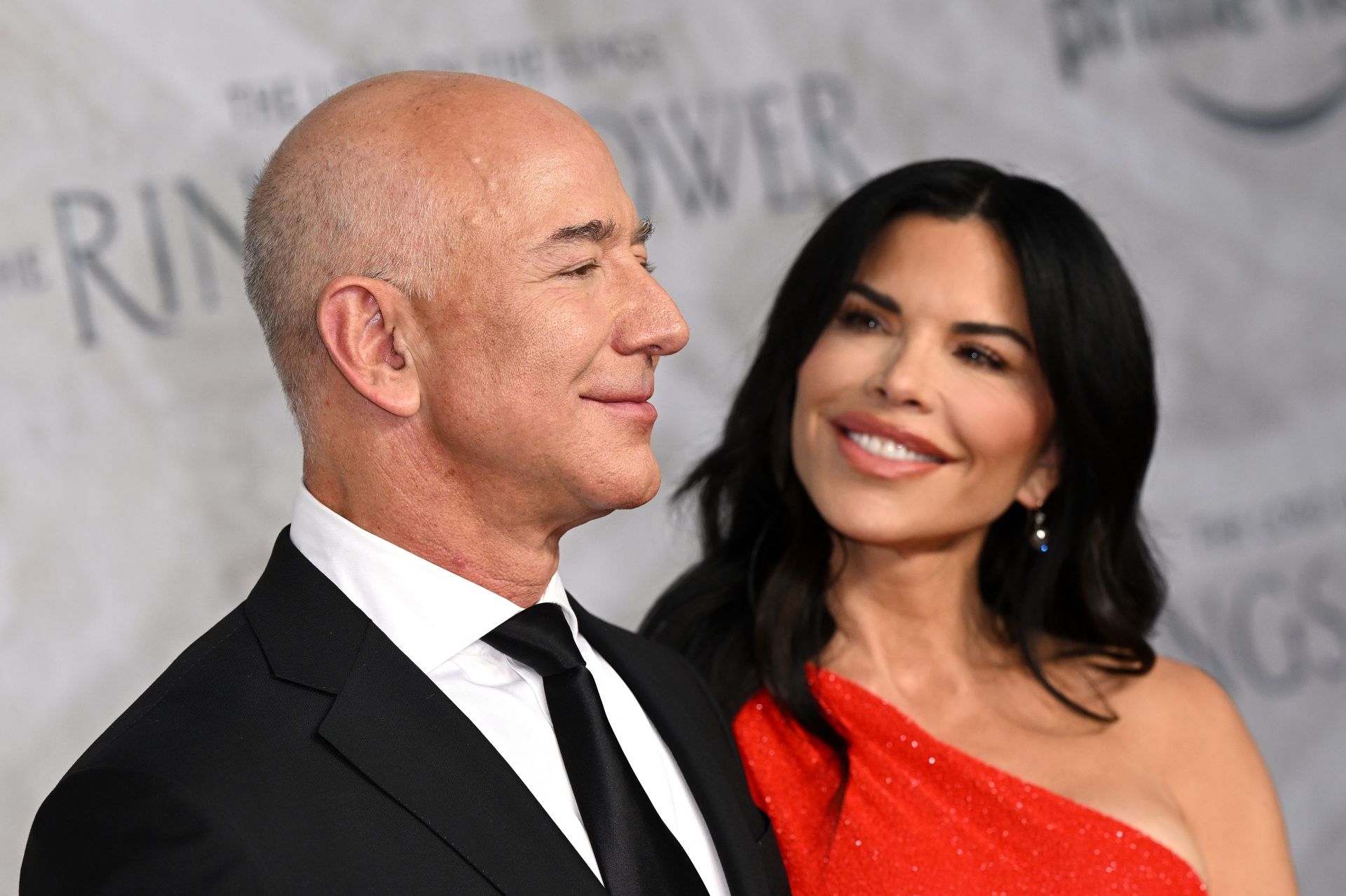 Jeff Bezos and Lauren S&aacute;nchez in 2022 (Image via Getty)