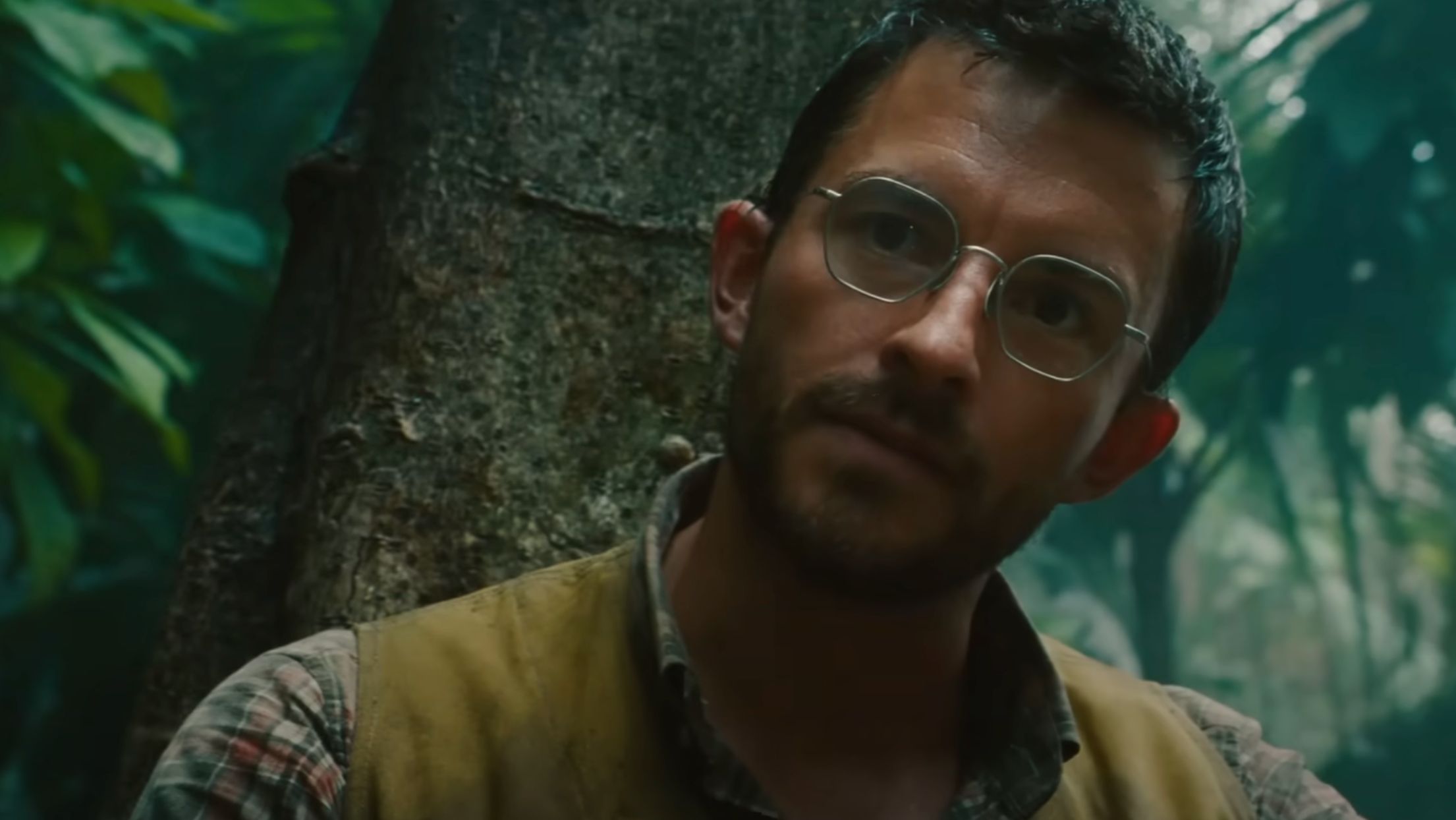 Jonathan Bailey as Dr. Henry Loomis in Jurassic World Rebirth (Image via YouTube/UniversalPictures)