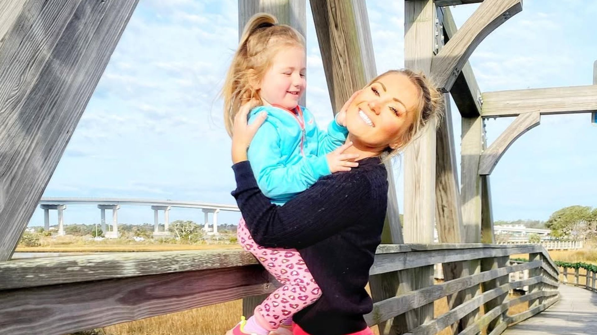Olivia Leedham &amp; her daughter - Source: Instagram/@kayakinginlivsworld