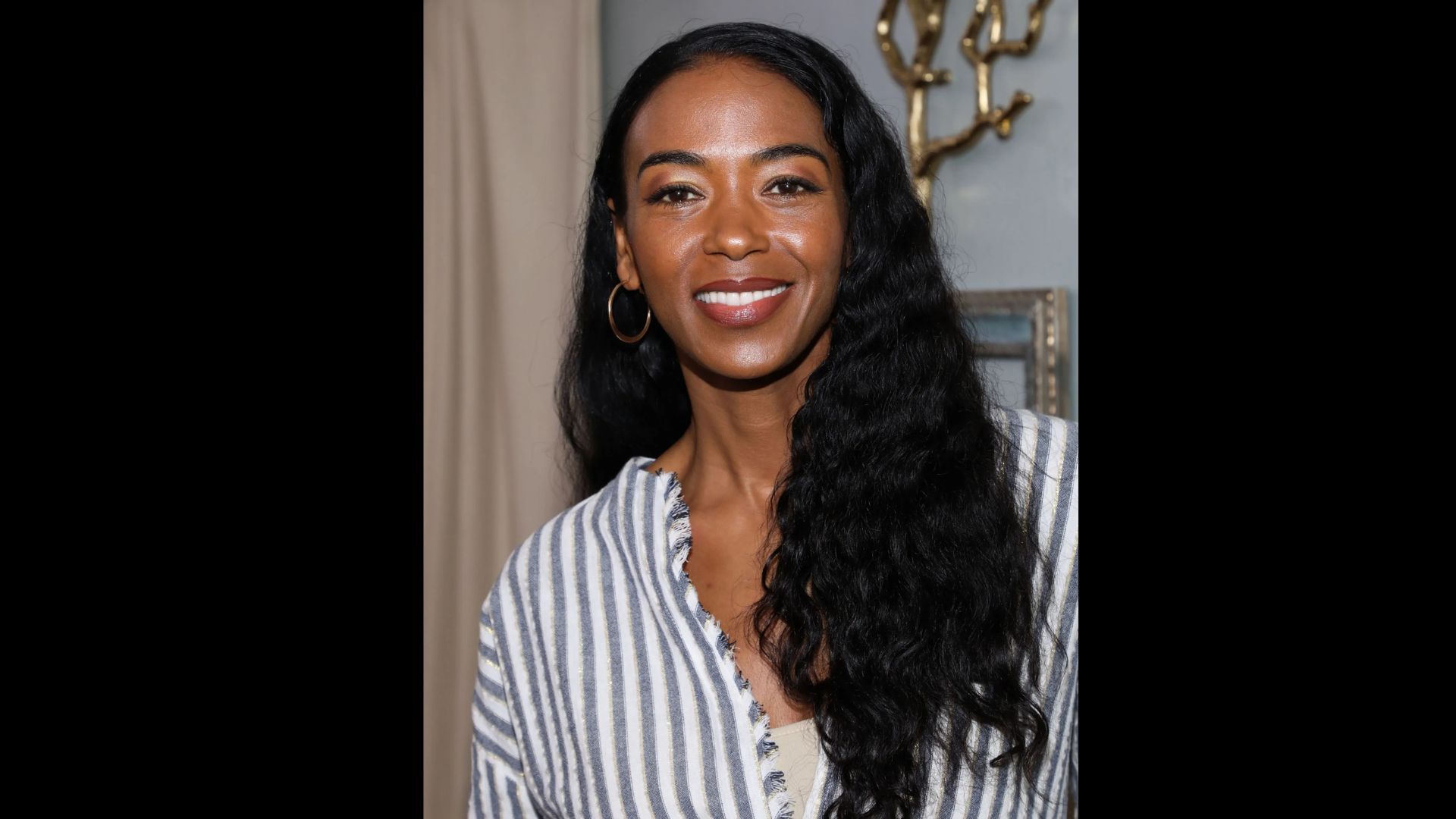TV Personality Ananda Lewis visits Hallmark