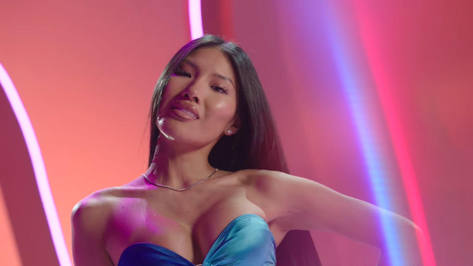 Sophie Lee on Love Island UK (Image via YouTube/ @LoveIsland)