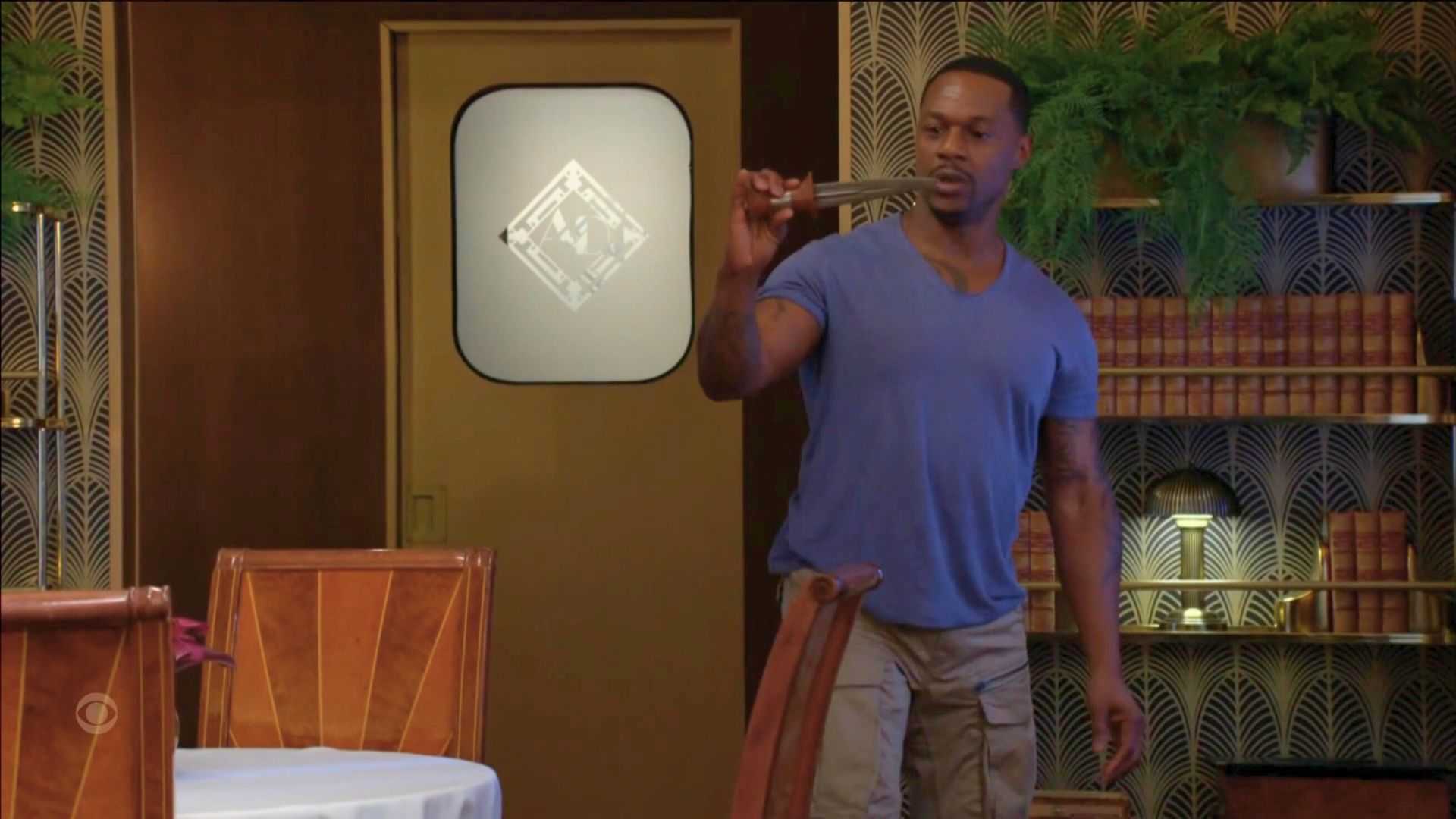 Damian handles a knife on The Young and the Resltess | Image: CBS